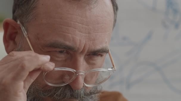 Зблизька Розумний Кавказький Чоловік Срібними Вусами Бородою Уважно Дивлячись Невидиму — стокове відео