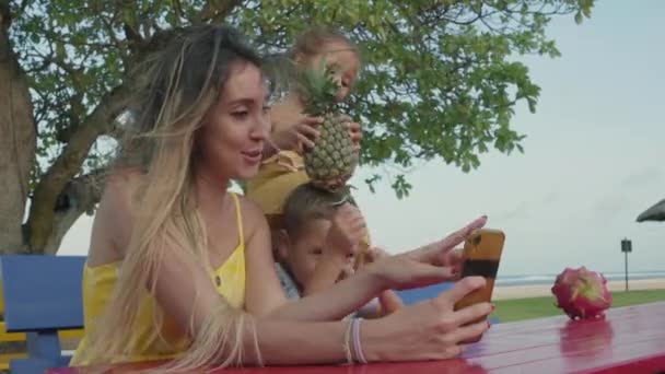 Uzamčení Mladé Bělošky Dlouhými Vlasy Sedí Lavičce Venku Dělat Selfie — Stock video
