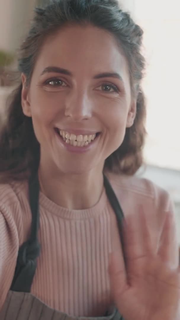 Vertical Portátil Pov Olhos Castanhos Bela Menina Caucasiana Sorrindo Falando — Vídeo de Stock