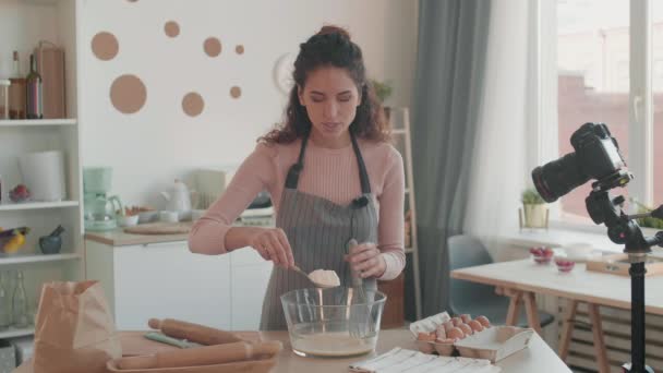 Punto Vista Medio Sonriente Mujer Joven Caucásica Usando Delantal Con — Vídeos de Stock