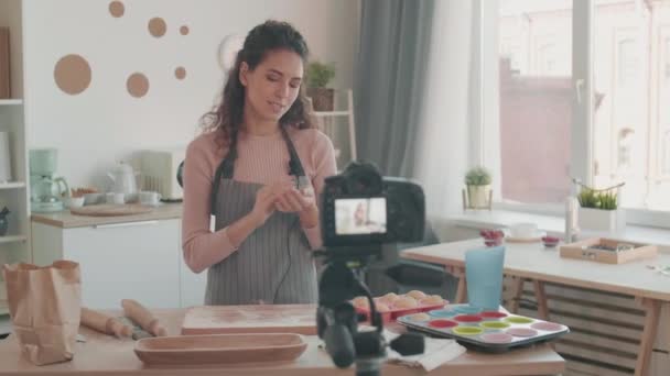 Moyenne Poursuite Gauche Jeune Femme Caucasienne Souriante Debout Table Avec — Video