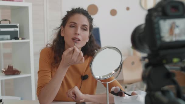 Mellkas Fel Fiatal Kaukázusi Női Sminkes Néz Asztali Tükör Alkalmazó — Stock videók