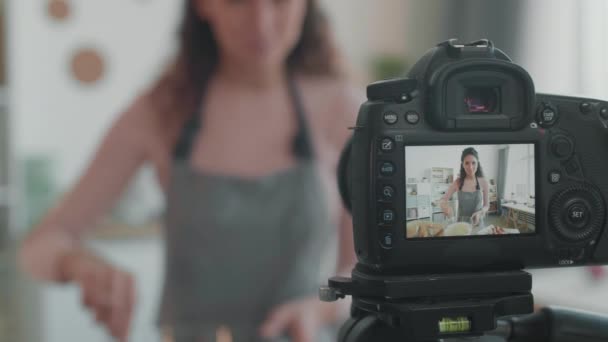 Mujer Recortada Borrosa Pie Cocina Sacando Masa Del Tazón Para — Vídeo de stock