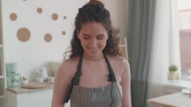 Göğsünde siyah saçlı beyaz bir kız vardı. Üzerinde lavalier mikrofon olan önlük giyiyordu. Bakıyor, konuşuyor, ev yapımı kurabiyeleri kamerada gösteriyordu.