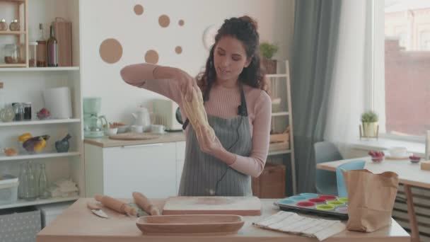 Mutfakta Mutfak Gereçleriyle Masa Başında Duran Yemek Pişiren Hamur Esneten — Stok video