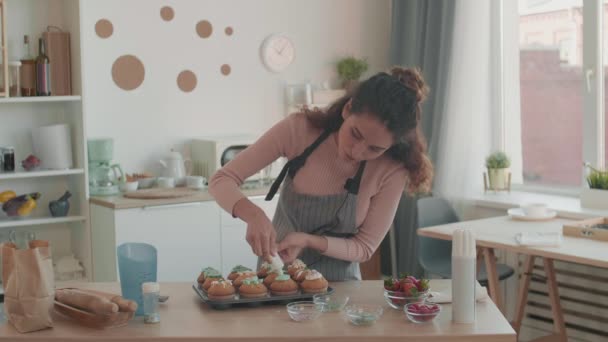 Средний Pov Хронометраж Белой Молодой Женщины Влияющей Фартук Стоящей Кухонного — стоковое видео