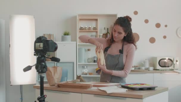 Średnie Ujęcie Młodej Białej Kobiety Robiącej Bloga Wideo Samouczek Gotowania — Wideo stockowe