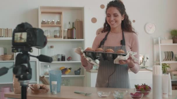 Medium Shot Van Jonge Blanke Vrouw Schort Komt Naar Tafel — Stockvideo