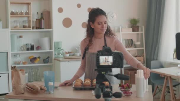 Colpo Medio Attraente Giovane Influencer Femminile Fare Vlog Culinaria Donna — Video Stock