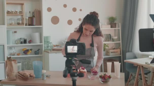Rastreamento Médio Esquerdo Sorrir Caucasiano Jovem Mulher Mesa Cozinha Filmagem — Vídeo de Stock