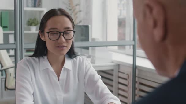 Borst Schouder Van Jonge Slimme Aziatische Vrouw Spreken Sollicitatiegesprek Het — Stockvideo