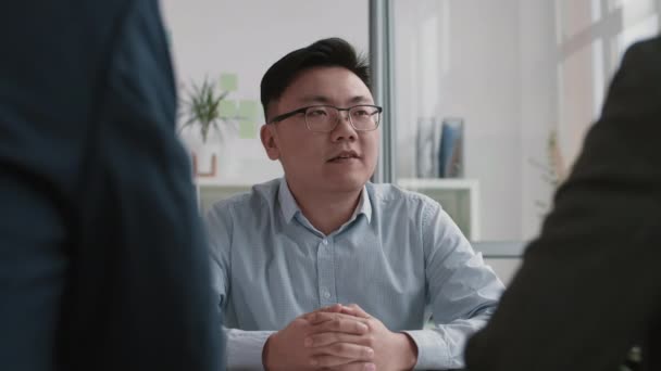 Грудь Молодого Азиата Формальной Рубашке Очках Опрошенные Двумя Сотрудниками Компании — стоковое видео