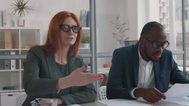 Medium Close Van Diverse Corporate Werknemers Die Aan Het Bureau — Stockvideo