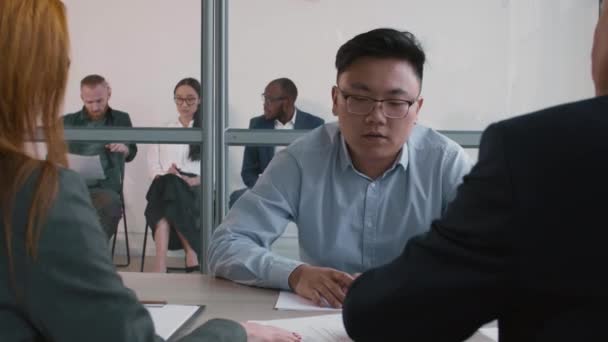 Primer Plano Del Hombre Asiático Teniendo Entrevista Trabajo Con Gerentes — Vídeos de Stock