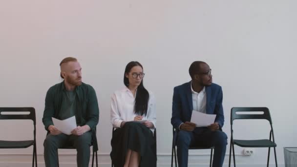 Mittlere Länge Von Drei Nervösen Multiethnischen Bewerbern Die Auf Stühlen — Stockvideo