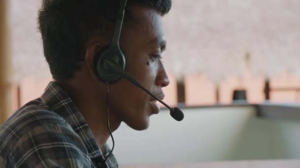 Kareli Gömlek Kulaklık Takan Genç Asyalı Bir Adamın Telefonuyla Müşteriye — Stok video