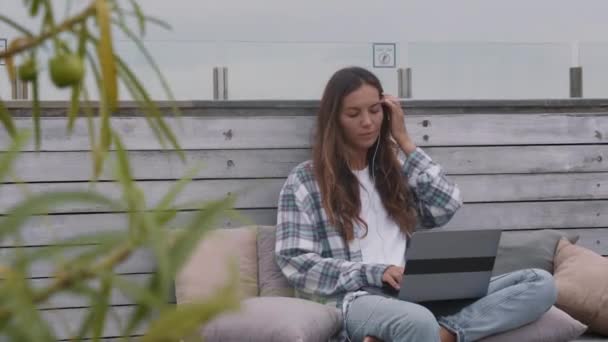 Mediana Toma Joven Mujer Caucásica Con Ropa Casual Auriculares Sentados — Vídeos de Stock