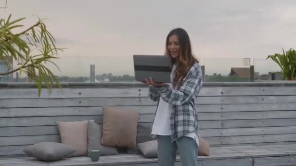 Tiro Médio Jovem Caucasiana Usando Fones Ouvido Terraço Madeira Telhado — Vídeo de Stock