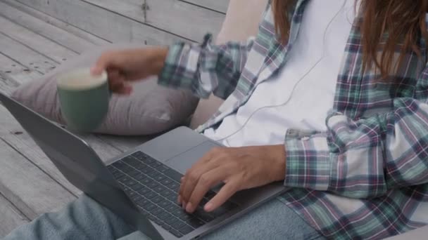 Incline Jovem Caucasiana Vestindo Roupas Casuais Fones Ouvido Sentados Terraço — Vídeo de Stock