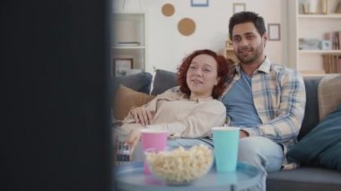 Mutlu çiftin evdeki kanepede oturup, gülüşmelerini, konuşmalarını, televizyon izlemelerini izlemek. Kızıl saçlı beyaz kız uzaktan kumanda tutuyor, melez genç adama yaslanıyor.