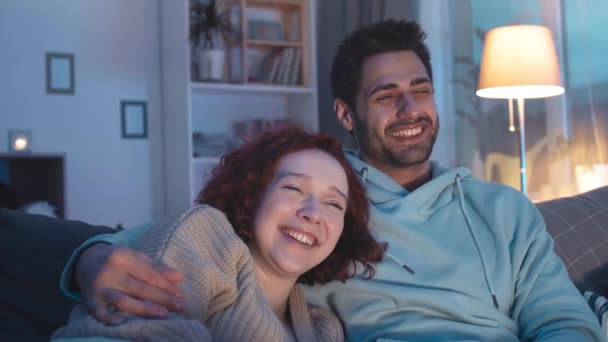 Apropierea Parteneri Romantici Multietnici Care Ghemuiesc Canapea Apartament Noaptea Uitându — Videoclip de stoc