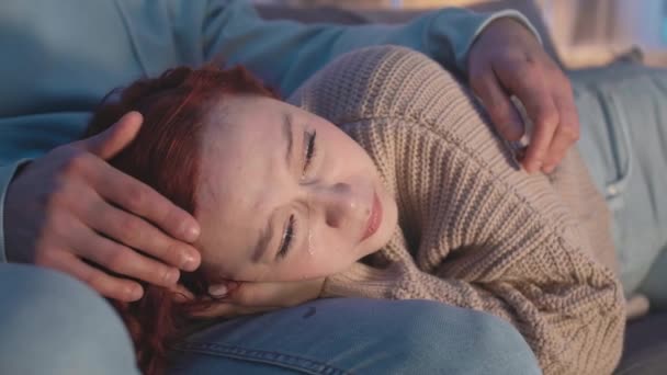 Średnie Ujęcie Młodej Miedziowłosej Białej Dziewczyny Płaczącej Oglądającej Telewizję Leżącej — Wideo stockowe