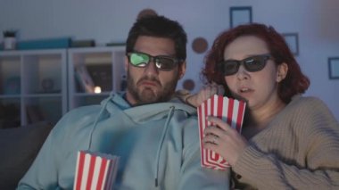 Üç boyutlu gözlük takan, gece evde oturan, televizyondaki gerçekçi filmden korkan, kendilerine patlamış mısır saçan, sonra da kahkahalarla gülen...
