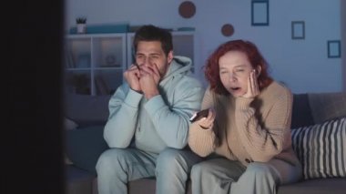 Orta uzunlukta, sıkılmış ve yorgun, melez bir adam ve beyaz bir kız oturma odasında oturuyor, esniyor, TV 'de kanalları değiştiriyor, sonra onu kapatıyor, ayağa kalkıyor ve uzaklaşıyor.