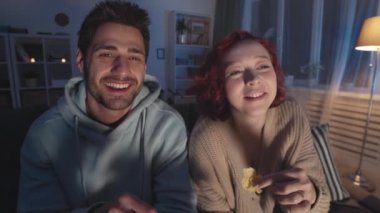 Orta boy, melez bir adam ve kızıl saçlı beyaz bir kız. Dairede oturuyor, gülüyor, konuşuyor, geceleri görünmez TV seyrediyor.