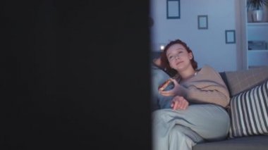 Genç melez adamın ve kızıl saçlı beyaz kızın evdeki koltukta oturup konuşmalarının, kutudan pizzanın tadını çıkarmalarının, geceleri TV 'de film izlemelerinin izini sürüyorum.