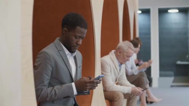 Panorama Quatre Hommes Affaires Différents Assis Dans Espace Coworking Utilisant — Video