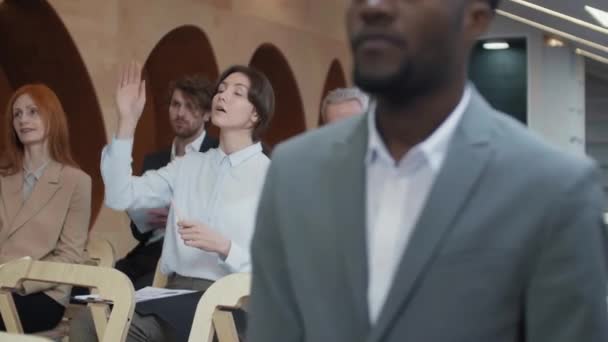 Arkadaşları Oturup Notlar Alırken Basın Toplantısı Sırasında Genç Beyaz Kadın — Stok video
