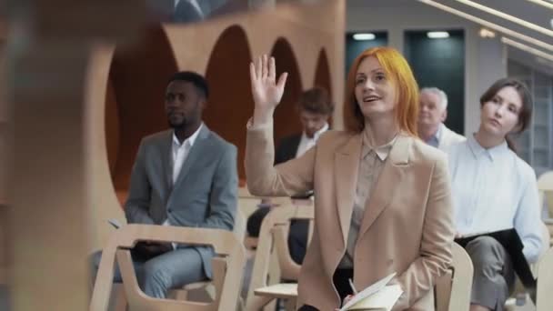 Medium Shot Red Haired Caucasian Female Journalist Raising Hand Asking — Stock Video