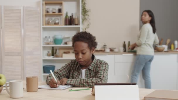 Mellkas Afrikai Iskolás Fiú Asztalnál Otthon Írás Notebook Nézi Tabletta — Stock videók