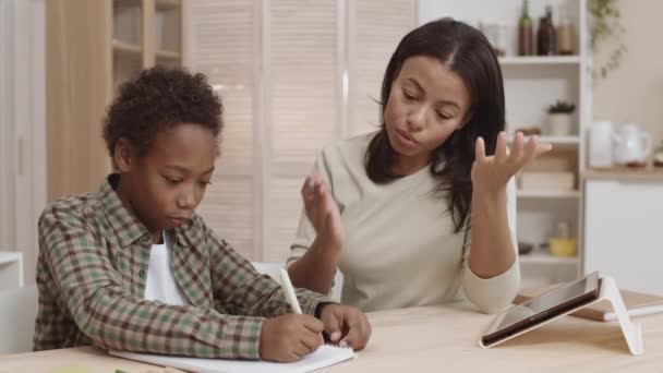 Primo Piano Medio Una Madre Mista Irritata Seduta Alla Scrivania — Video Stock