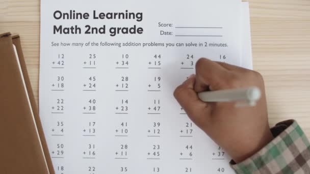 Visão Superior Close Folha Papel Com Problemas Adição Aprendizagem Matemática — Vídeo de Stock