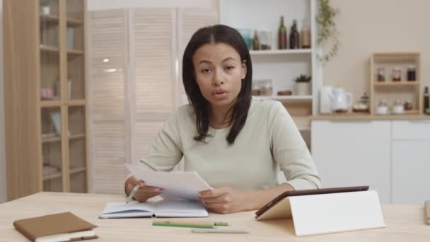 Point Vue Poitrine Jeune Femme Métisse Assise Par Bureau Maison — Video