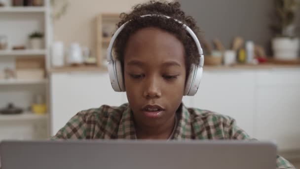 Klatka Piersiowa Afrykańskiego Letniego Studenta Ubranego Biało Przez Słuchawki Siedzącego — Wideo stockowe