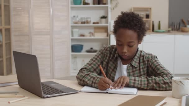 아프리카 남학생이 노트북을 노트북 컴퓨터를 어려운 숙제를 데지쳤고 머리를 숙였습니다 — 비디오