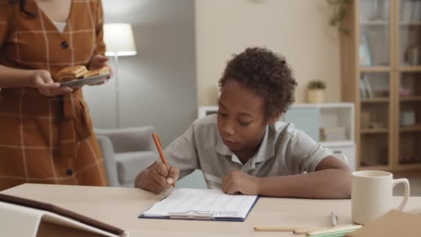Borst Van Een Tienjarige Afrikaanse Jongen Die Thuis Aan Zijn — Stockvideo