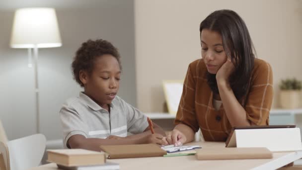 Medium Close Cámara Lenta Joven Madre Raza Mixta Ayudando Niño — Vídeos de Stock