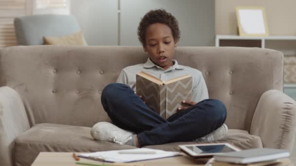 Volle Aufnahme Eines Fröhlichen Afrikanischen Schuljungen Jeans Und Poloshirt Der — Stockvideo