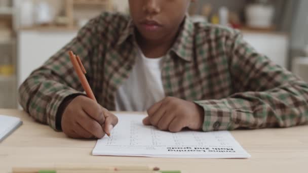 Крупный План Обрезанного Школьника Сидящего Столом Помещении Пишущего Ручкой Бумажном — стоковое видео