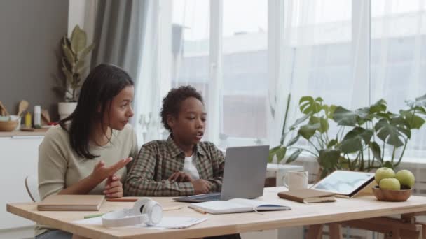 Forziere Orgogliosa Giovane Madre Razza Mista Che Elogia Suo Figlio — Video Stock