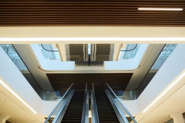 Alışveriş merkezi veya ofis binasında yürüyen merdivenlerin grafik mimari tasarımının arkaplan resmi, kopya alanı