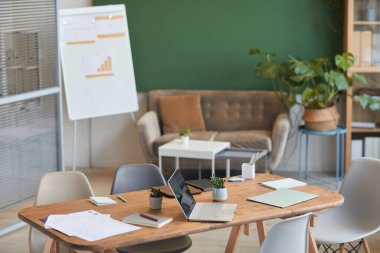 : Çağdaş çevre dostu ofis toplantı odasının arkaplan resmi yeşil aksan duvarlı, kopyalama alanı