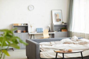 Modern tasarım eğilimlerinde rahat mobilyalarla basit ve rahat ev içlerinin arkaplan görüntüsü, kopyalama alanı