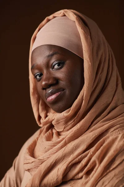 Verticaal Portret Van Etnische Afro Amerikaanse Vrouw Met Hoofddoek Kijkend — Stockfoto