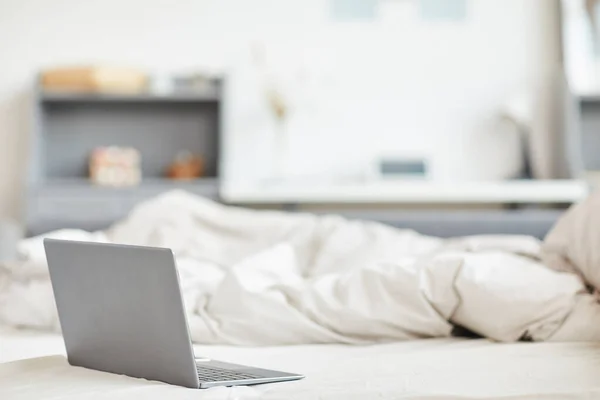 Minimale Achtergrond Afbeelding Van Slanke Laptop Comfortabel Bed Met Witte — Stockfoto