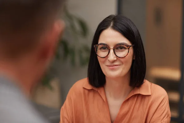 Ritratto Donna Manager Sorridente Che Indossa Occhiali Guardando Cliente Collega — Foto Stock